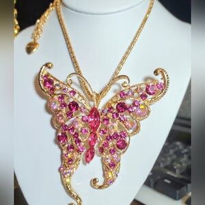 (NEW ITEM) Betsey Johnson Hot Pink Exquisite Design Butterfly 🦋 Necklace